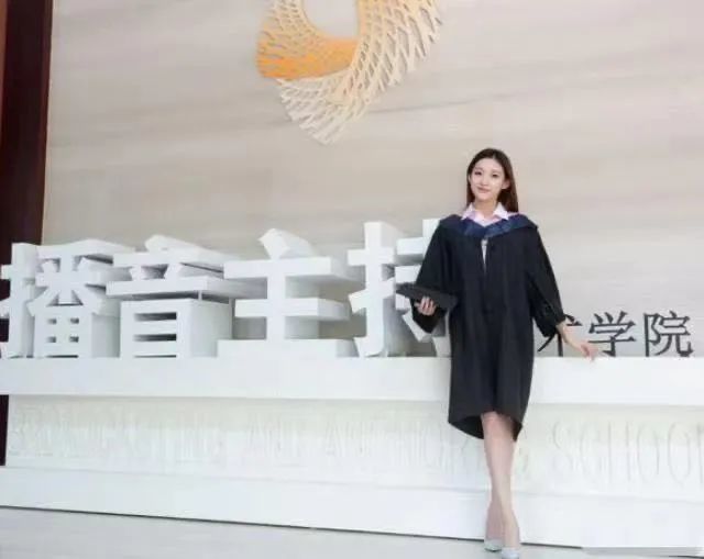 主持人马凡舒好像女团门面 网友：爱了爱了！