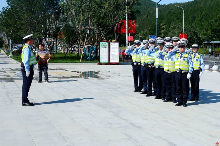 佛慧山下练兵忙！——历下大队开展勤务民警辅警队列手势训练比武