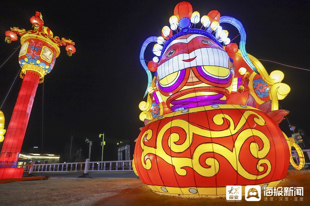 青岛：迎春花灯美轮美奂 市民观赏其乐陶陶