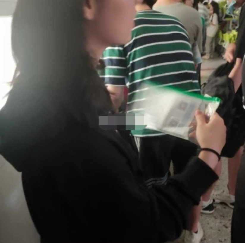 张子枫高考考场外被围拍|【吃瓜围观】张子枫高考考场外被围拍是怎么回事?大热天穿厚卫衣装扮严实