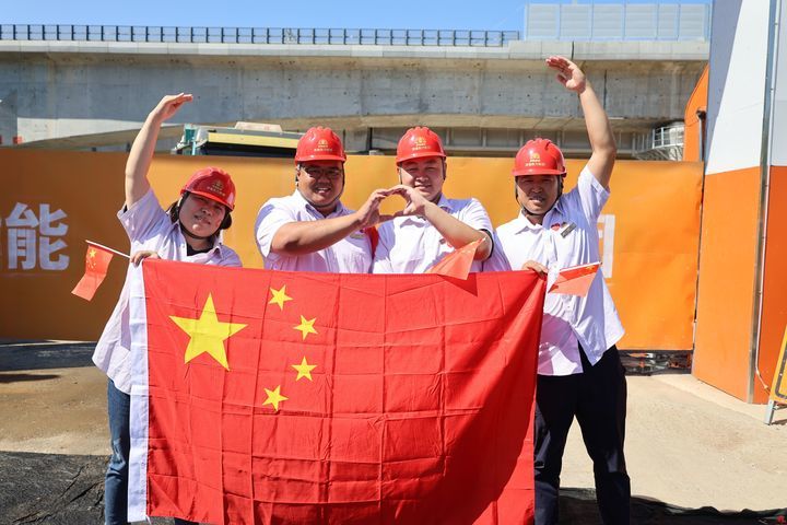 我与国旗合张影”能源ok138cn太阳集团人定格最美“中国红” 传递浓浓爱国情