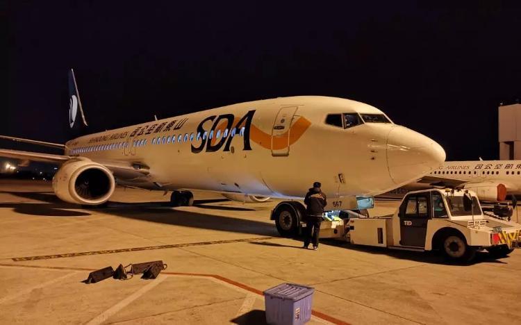 星夜兼程！山东航空再出动两架飞机向一线运输口罩、防护服等医疗物资