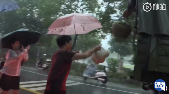 百姓冒雨追车送抗洪战士熟鸡蛋|热泪盈眶！百姓冒雨追车送抗洪战士熟鸡蛋，镜头记录感人一幕！