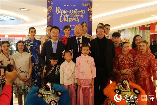 中国传统服饰惊艳巴黎