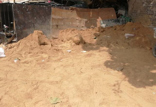 【啄木鸟在行动】天桥区黄岗路与北园高架路口向北200米路西沙土裸露