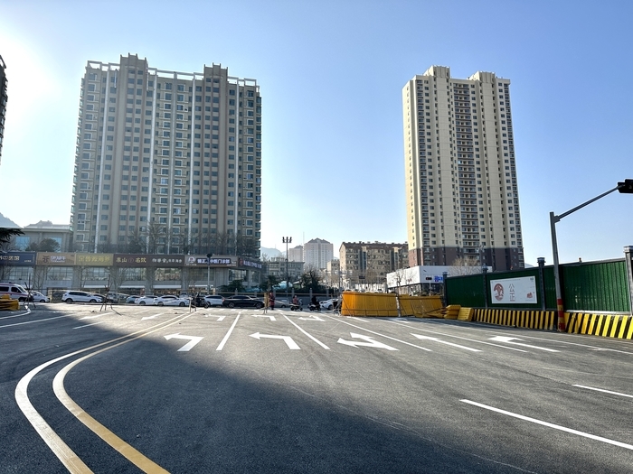 本周五起济南轨道交通4号线山大路站围挡施工，路口出行方式有变化