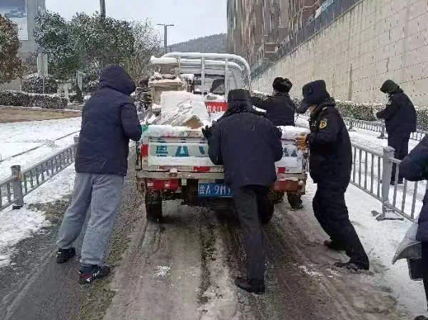 环卫工与雪赛跑、城管帮忙推车，济南大雪天的温暖就在身边