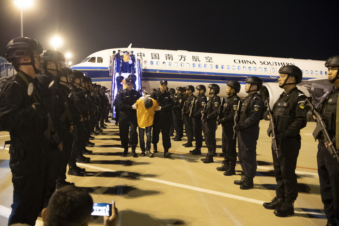 21名实施跨境裸聊敲诈的犯罪嫌疑人被山东警方押解回国