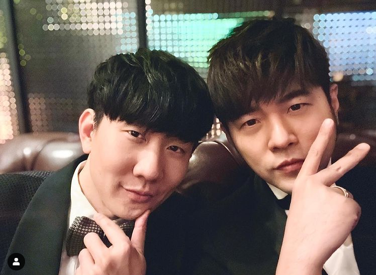 周杰伦现身林俊杰生日会 一身黑西装绅士有型