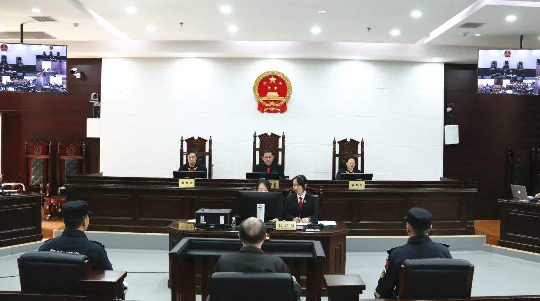 中国铁路南宁局集团有限公司原副总经理黄玮受贿案一审开庭