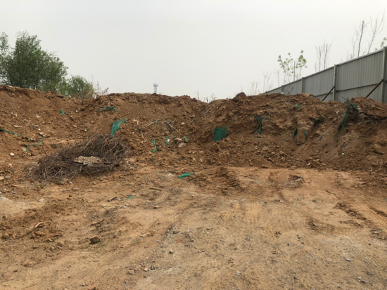 【啄木鸟在行动】历城区卫东新村村口堆积渣土  给村民出行带来扬尘隐患