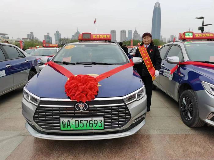 “党员先锋车”驾驶员黄玉英：热心公益冲在前 拾金不昧品格高