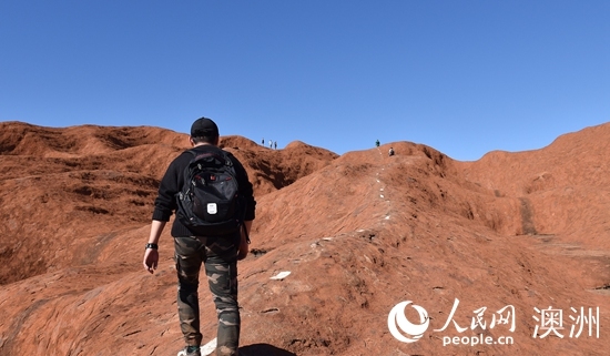 澳媒：因游客数量激增 乌鲁鲁岩石不堪重负