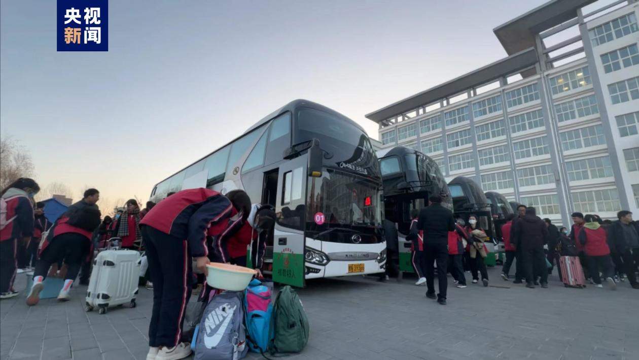 甘肃积石山地震灾区第二批800余名高三学生前往异地复学