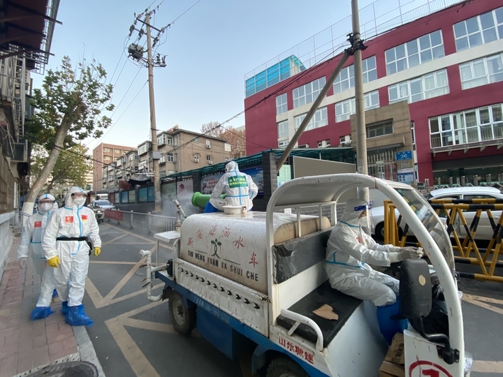 每天身背三十余斤消毒弥雾机工作 防护服里的“冰火两重天” 