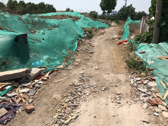 【啄木鸟在行动】东都尚城小区以东大面积建筑垃圾裸露
