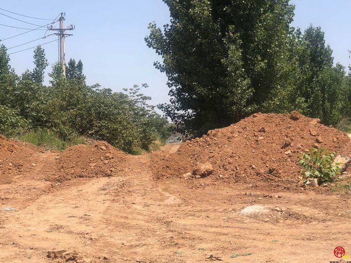 【啄木鸟行动】历城区飞跃大道与唐冶路交叉口附近大片渣土裸露