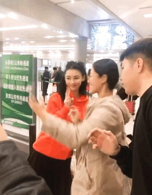 巨美!张柏芝独自出行现身机场，与粉丝亲密合影
