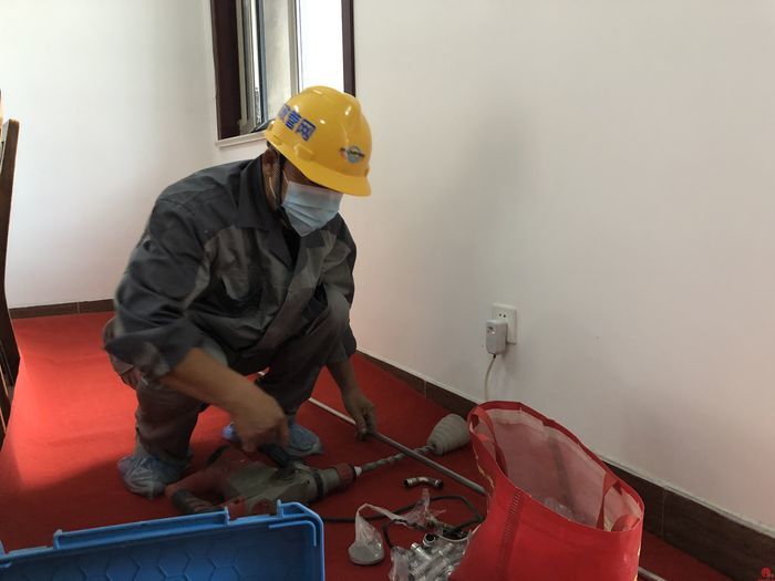 既有小区泉水直饮工程有“难点”？现场“商量”共求解