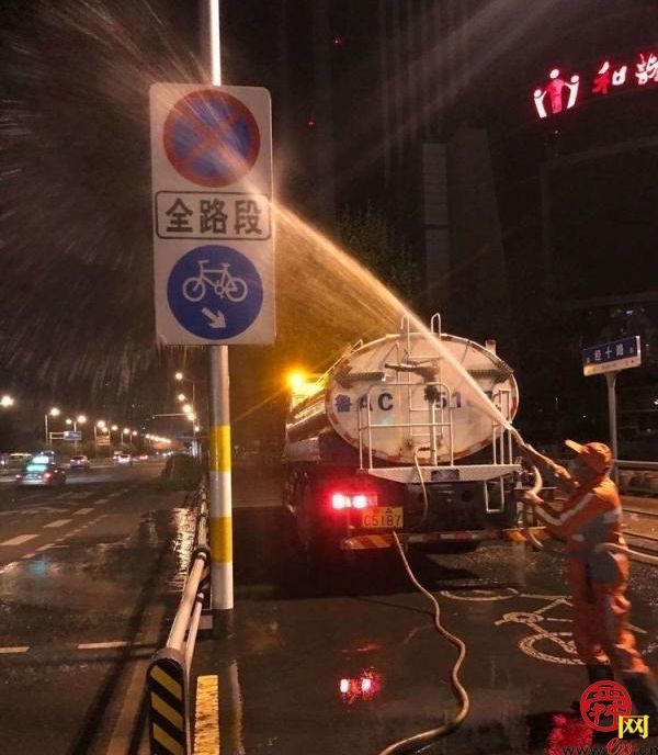 扮靓城市家具，提升城市品质，济南城管掀起爱国卫生运动热潮，干干净净喜迎五一