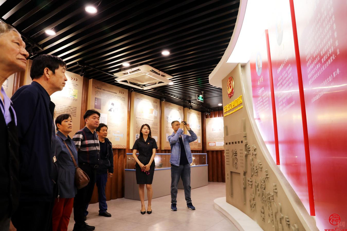 济南西客站法庭绘就京沪高铁新“枫”景“