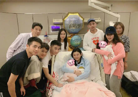 奚梦瑶与何猷君逛街产后首现身 身材恢复相当好