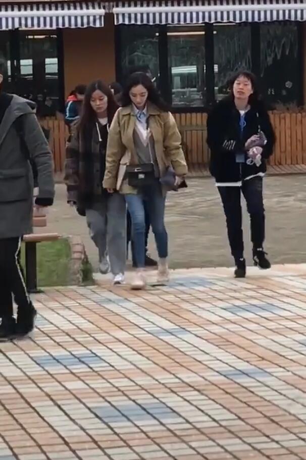 网友偶遇杨幂拍戏，女助理发现被拍嚣张手指粉丝：不要照了！