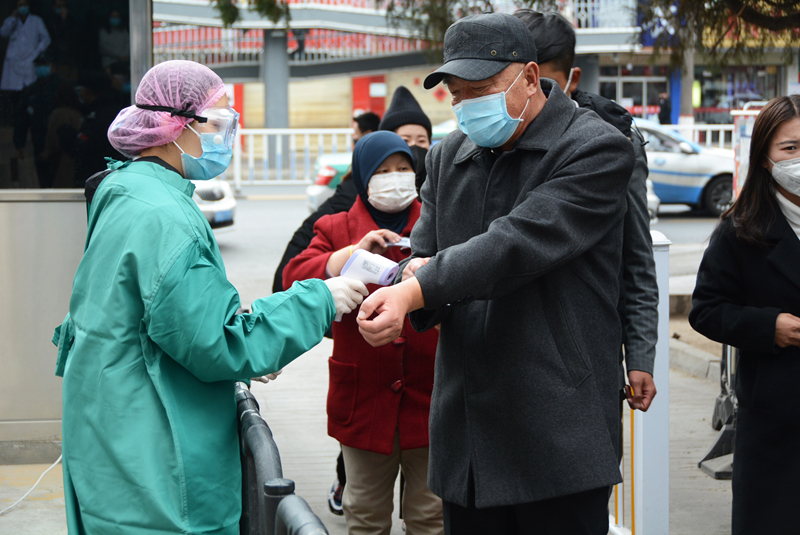 线上问诊、线下预约，各地力保非新冠病人避“疫”就医