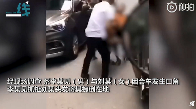 可怜孩子!错车发生口角男子抓扯女子头发拖行,小男孩倒地哭求:叔叔求你了