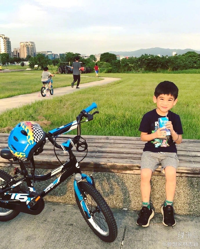 林志颖带儿子过周末,双胞胎骑车累了自己买饮料喝|林志颖带儿子过周末 双胞胎骑车累了自己买饮料喝