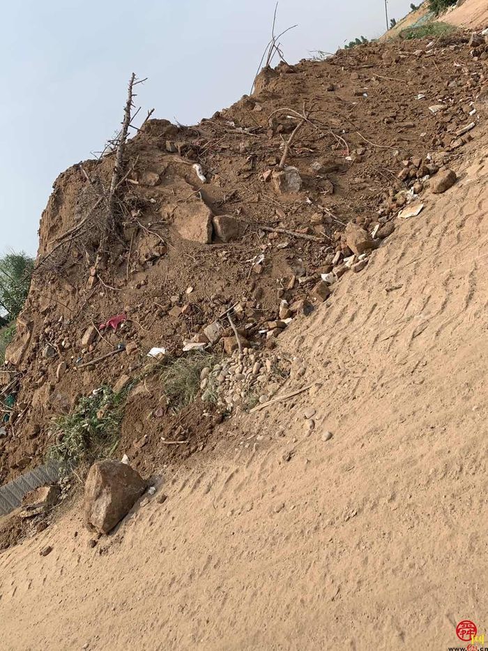 【啄木鸟在行动】章丘区绣源西街金海超市附近渣土裸露