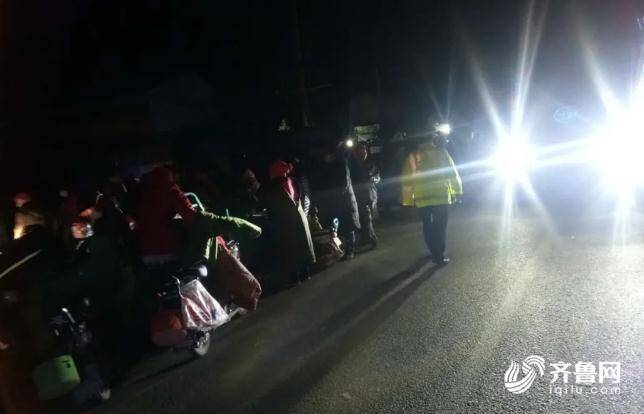 农用运输车违法载27人 鱼台交警及时消除安全隐患