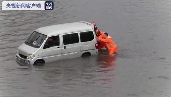 在“河里”推车？车辆因内涝受困 黑龙江消防员这样救援