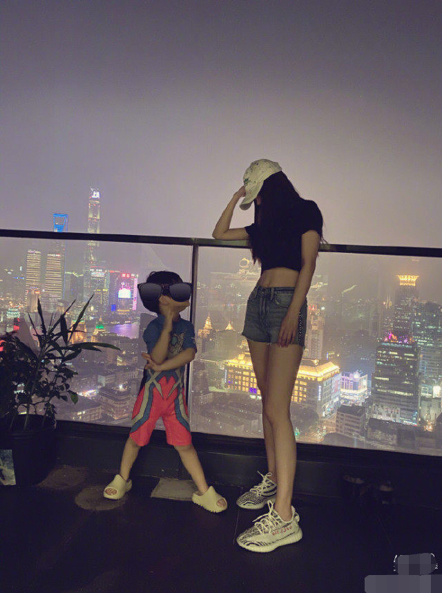 儿子■angelababy晒出与儿子小海绵合照 母子俩同款大长腿吵吸睛