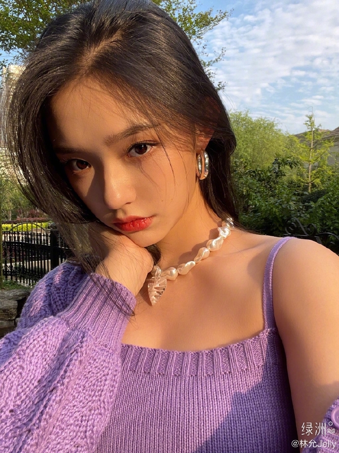 林允穿吊带背心秀马甲线对镜甜笑少女感满满