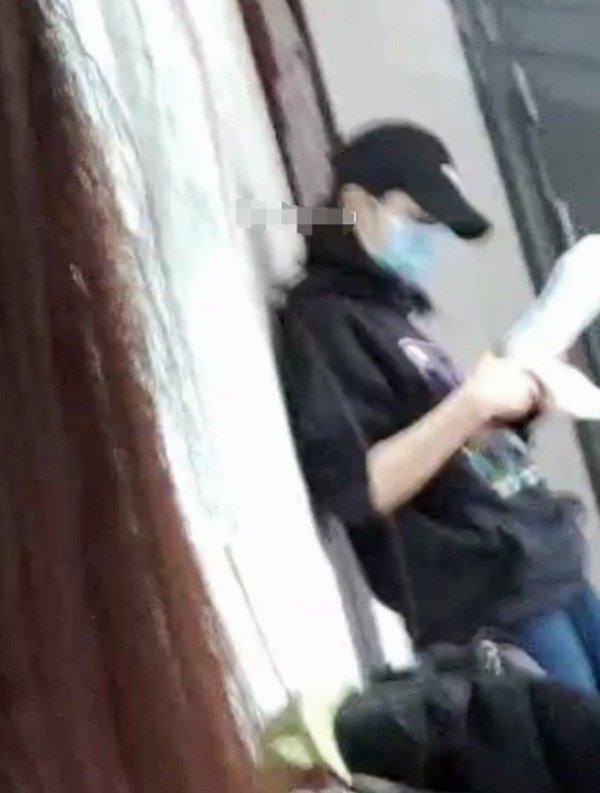 张子枫高考考场外被围拍|【吃瓜围观】张子枫高考考场外被围拍是怎么回事?大热天穿厚卫衣装扮严实