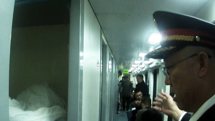 暖心！准妈妈火车上突然生产 广播员变身接生员