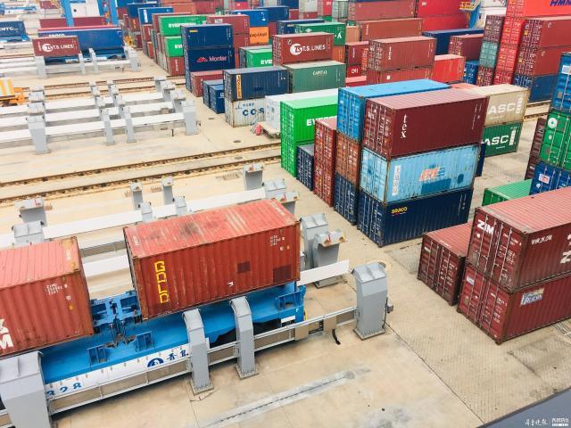 我爱这片蓝色的国土｜青岛港：全球首个5G吊车操作的智慧码头