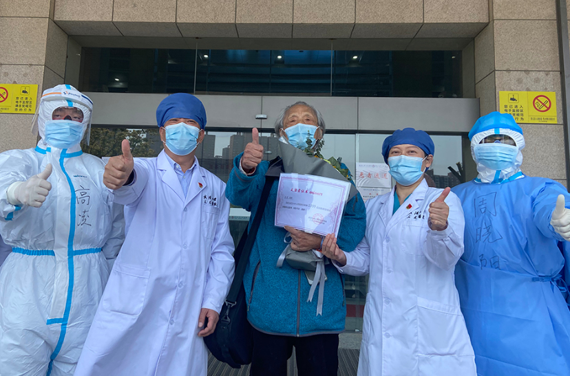 令人感动！病床上看夕阳的老人出院了 87岁老人看夕阳走红网络