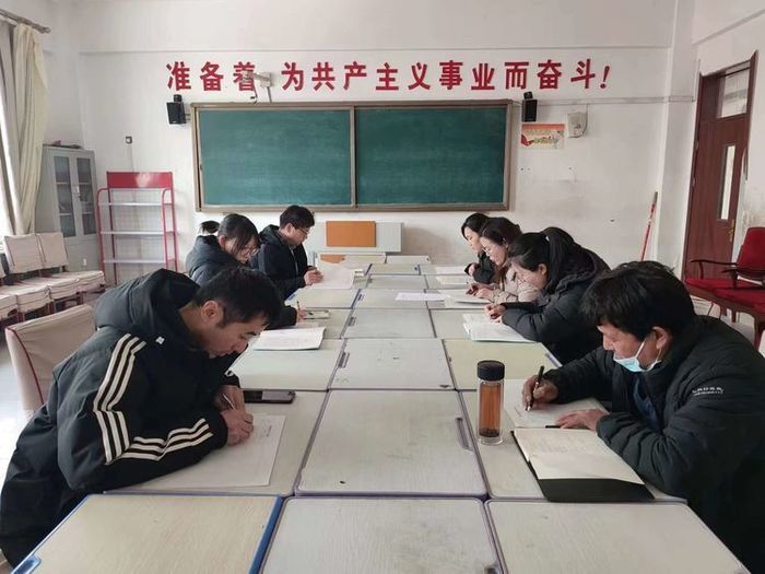 商河县郑路镇中心小学：学习课标明方向，团体教研共成长