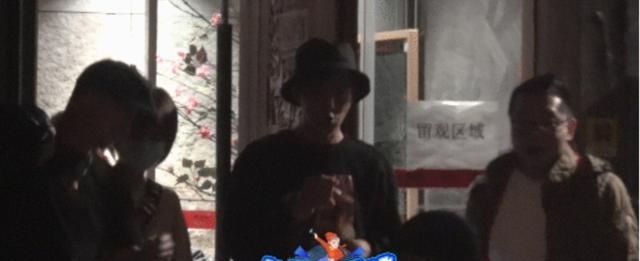 乔振宇携结婚7年爱妻罕露面，女方竟被异性亲密抱头？