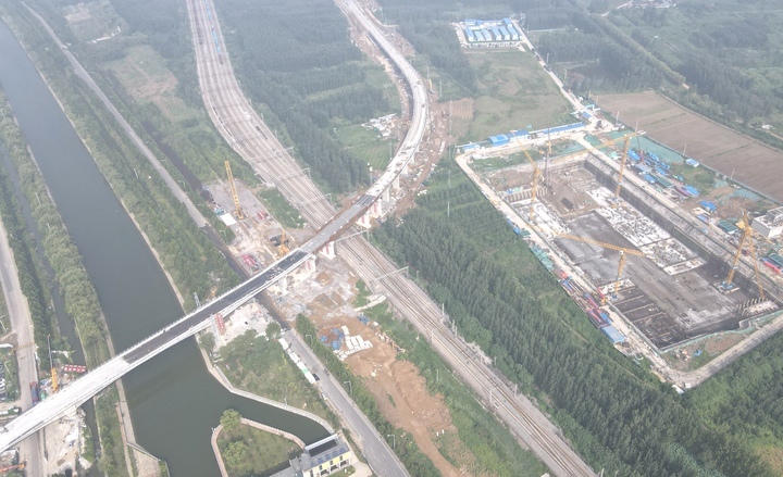 济郑高铁山东段跨小清河特大桥展现雄姿