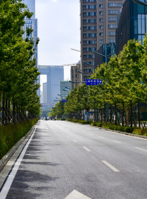 济南中央商务区南北核心路展露新容 取消道路临时停车位