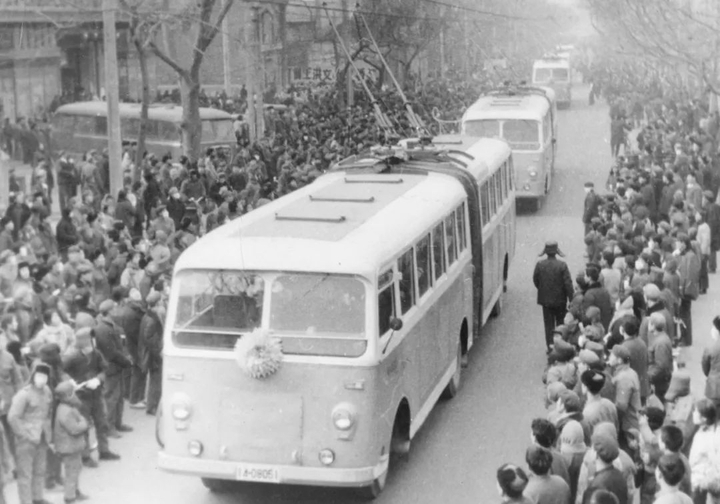 走，记者带你去看——济南公交的色彩变“幻”