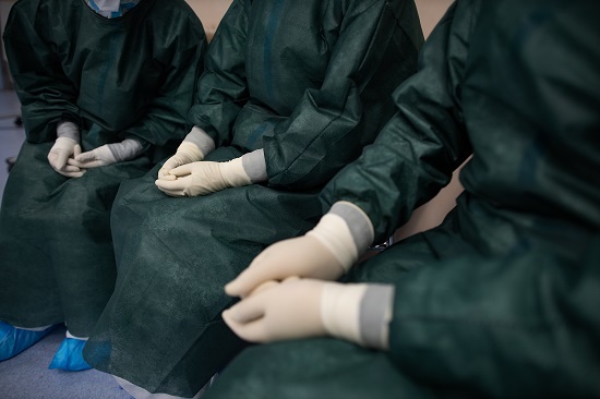 直击插管敢死队90秒：和患者口鼻相对，暴露高浓度病毒下