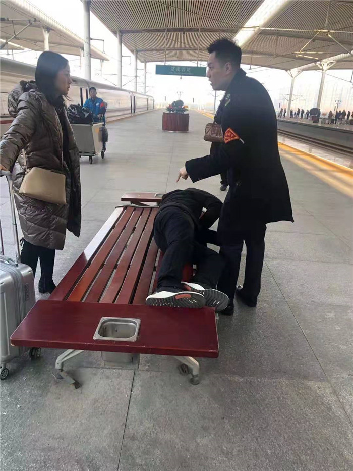 暖心！旅客突发急病自行下车 济南西站紧急救助