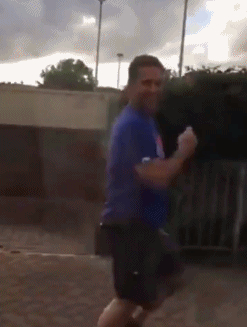 女儿返校，老爸火车外搞笑狂奔的视频火了！网友笑着笑着就哭了