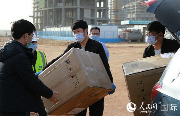 兄弟齐心，雪中送炭