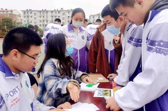 济南中学“人生模拟场”生涯体验日，学生“遇见”未来