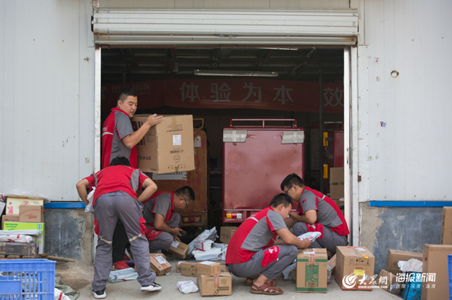 35℃下的快递小哥：每天一百个件，跑200公里